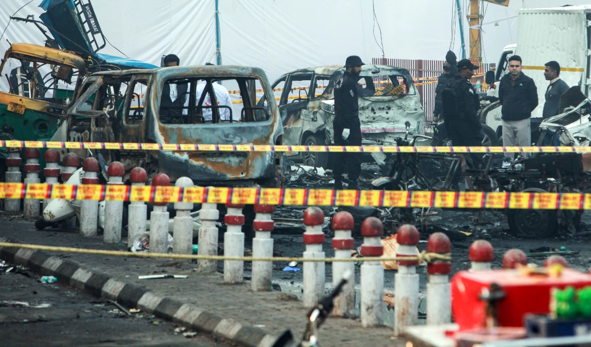 दिल्ली में लाल किले के पास विस्फोट: आत्मघाती हमले की आशंका