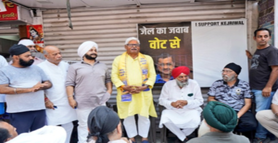 लोकसभा चुनाव : 'सिग्नेचर कैंपेन' में महाबल मिश्रा ने आप पार्टी के विधायक के साथ लिया भाग
