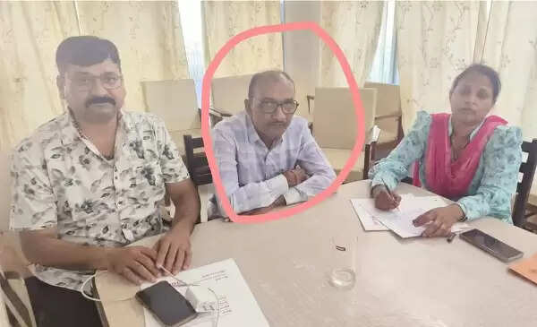 छिंदवाड़ा में लोकायुक्त ने रिश्वत लेते हुए प्रबंधक को पकड़ा