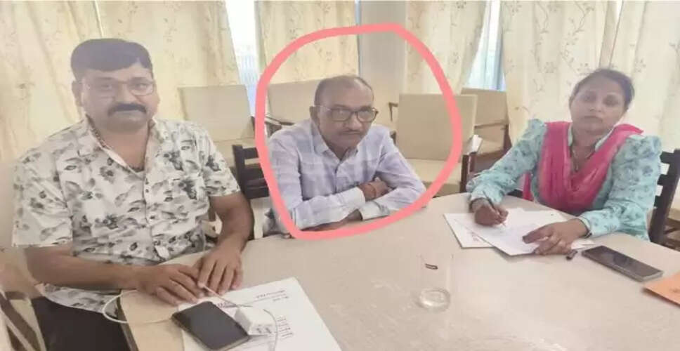 छिंदवाड़ा में लोकायुक्त ने रिश्वत लेते हुए प्रबंधक को पकड़ा