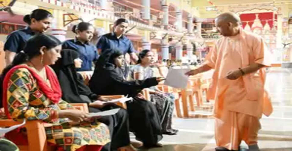 गोरखपुर : 'जनता दर्शन' के दूसरे दिन सीएम योगी ने 200 लोगों की सुनी समस्याएं
