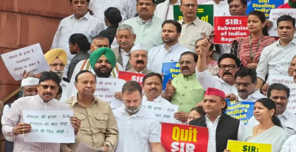 बिहार में विशेष गहन समीक्षा पर विपक्ष का संसद के बाहर प्रदर्शन