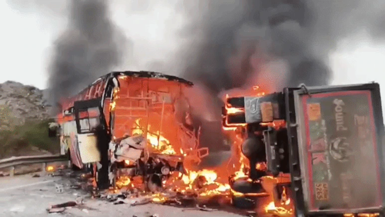 आंध्र प्रदेश में भयानक सड़क दुर्घटना: 13 की मौत, कई घायल