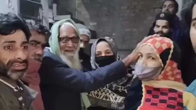 28 साल बाद लौटे बुजुर्ग, परिवार में खुशी का माहौल