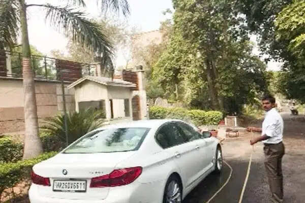 विराट कोहली की कार धोने पर लगा चालान, पानी की बर्बादी पर उठी आवाज़