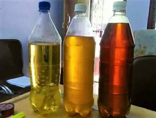 प्लास्टिक कचरे से सस्ता पेट्रोल बनाने वाले इंजीनियर की अनोखी पहल