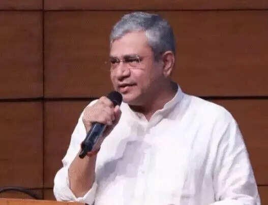 केंद्रीय कर्मचारियों के लिए 8वें वेतन आयोग का गठन: 50 लाख कर्मचारियों और 69 लाख पेंशनधारकों को मिलेगा लाभ