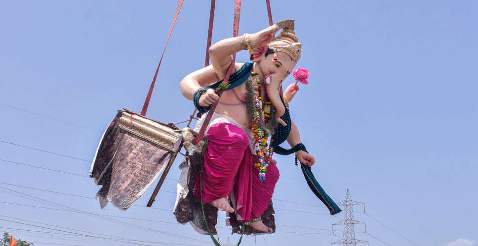 बंदलागुडा में गणेश मूर्ति ले जाते समय करंट लगने से दो की मौत