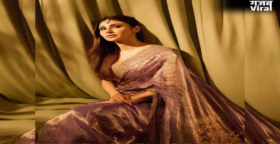 मौनी रॉय के साड़ी लुक्स: शादी के फंक्शन के लिए बेहतरीन विकल्प