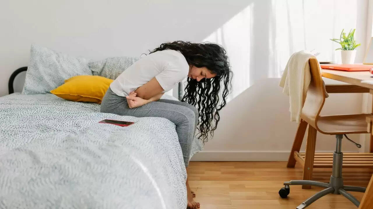 पीरियड्स के दौरान दर्द: जानें इसके कारण और उपाय