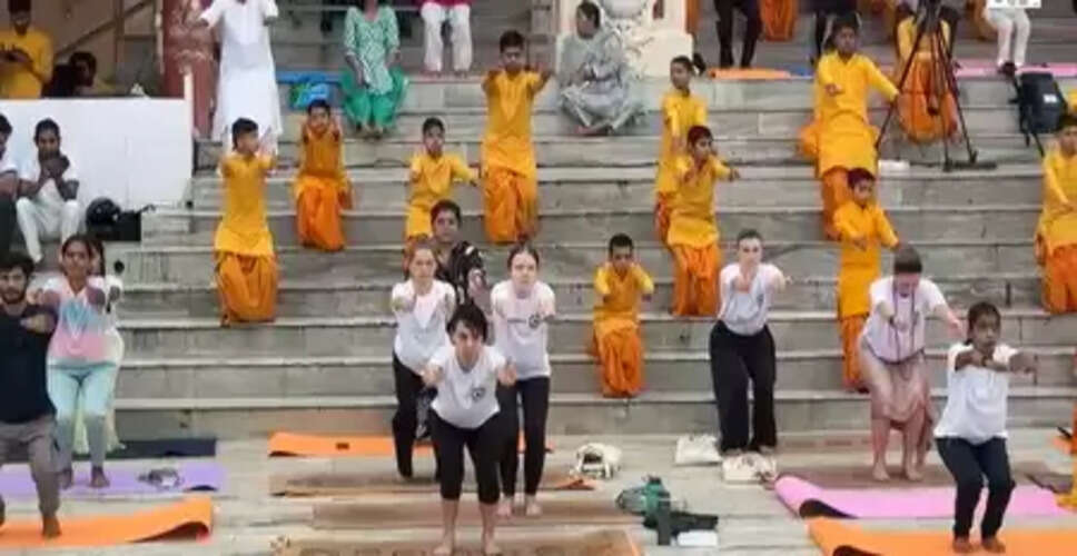 ऋषिकेश के गंगा तट पर योगासन: स्वामी चिदानंद सरस्वती बोले, 'पूरे विश्व में बढ़ रहा योग का वर्चस्व'