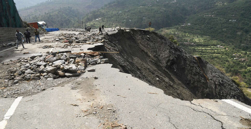 अरुणाचल प्रदेश में भूस्खलन से बाधित सड़क का यातायात बहाल