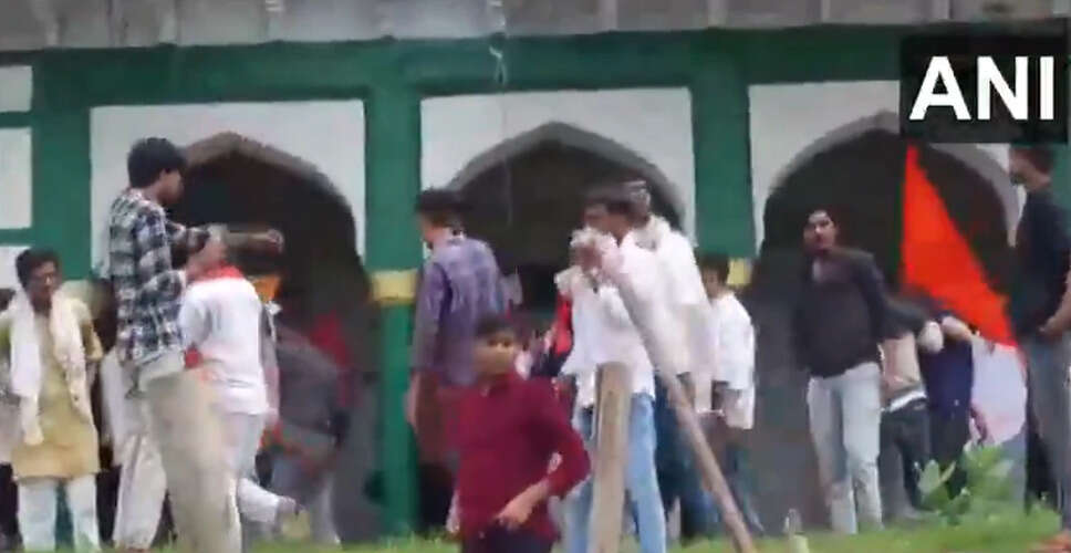 फतेहपुर में विवादित मकबरे पर तोड़फोड़, प्रशासन ने बढ़ाई सुरक्षा