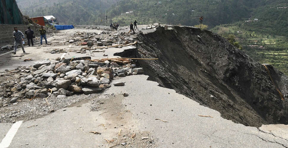 लक्ष्मण झूला क्षेत्र में भूस्खलन से दो लोग लापता, दो घायल