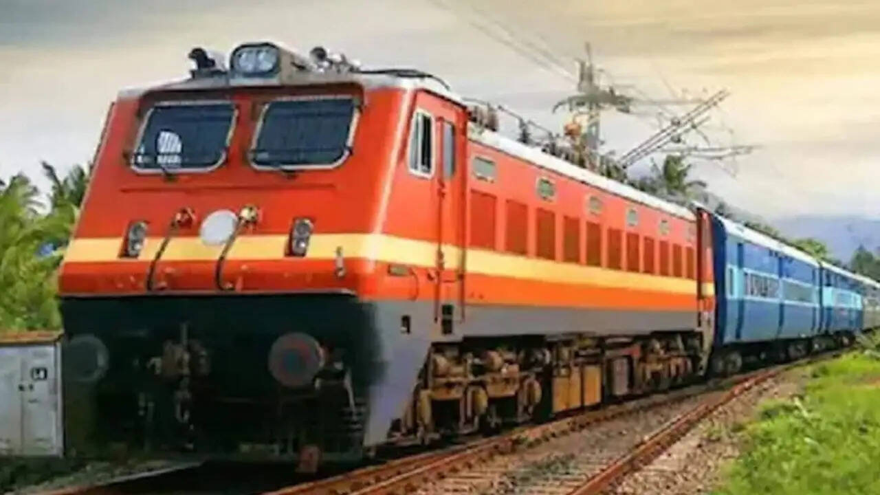 गोरखपुर एक्सप्रेसवे पर टीटीई द्वारा लड़की के साथ दुष्कर्म की घटना