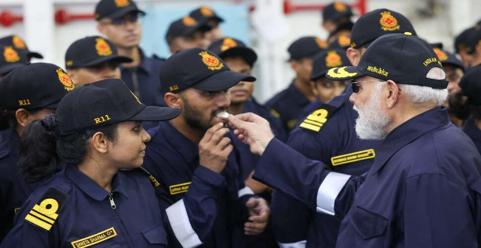 प्रधानमंत्री मोदी ने आईएनएस विक्रांत पर सैनिकों के साथ मनाई दिवाली
