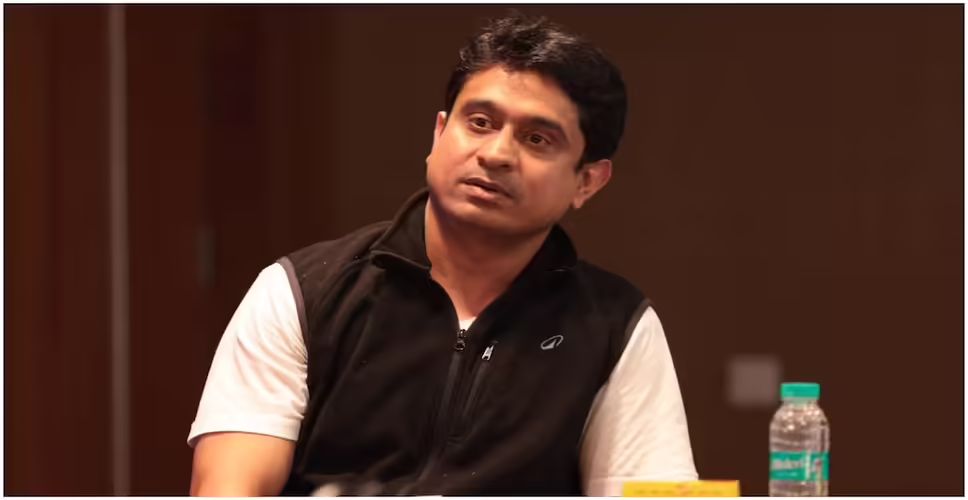 दिल्ली पुलिस ने इंडिया AI इम्पैक्ट समिट में शर्टलेस विरोध के मामले में यूथ कांग्रेस अध्यक्ष को गिरफ्तार किया