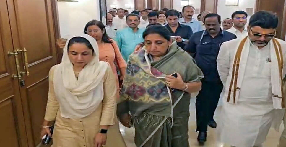 सुनेत्रा पवार बनीं महाराष्ट्र की पहली महिला उपमुख्यमंत्री