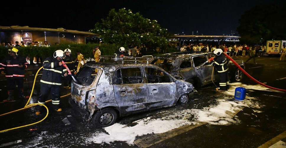 दिल्ली में लाल किला मेट्रो स्टेशन के पास विस्फोट, कई वाहन क्षतिग्रस्त