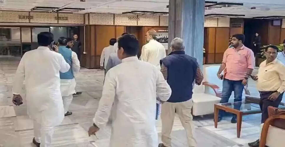वक्फ बोर्ड संसदीय समिति की बैठक में हंगामा, 10 विपक्षी सांसद निलंबित