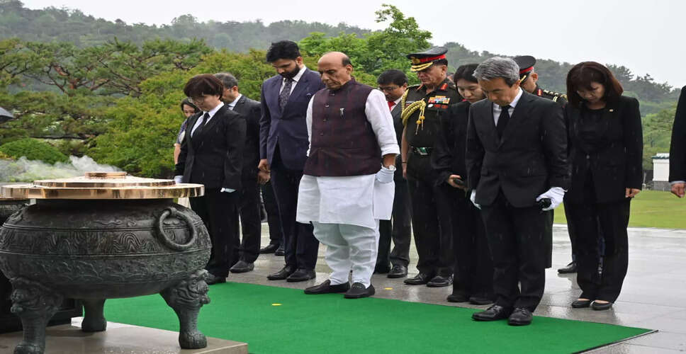 रक्षा मंत्री राजनाथ सिंह ने दक्षिण कोरिया में शहीदों को श्रद्धांजलि अर्पित की