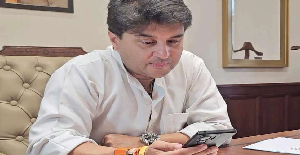 बाढ़ प्रभावितों से संवाद कर मदद का आश्वासन देते ज्योतिरादित्य सिंधिया