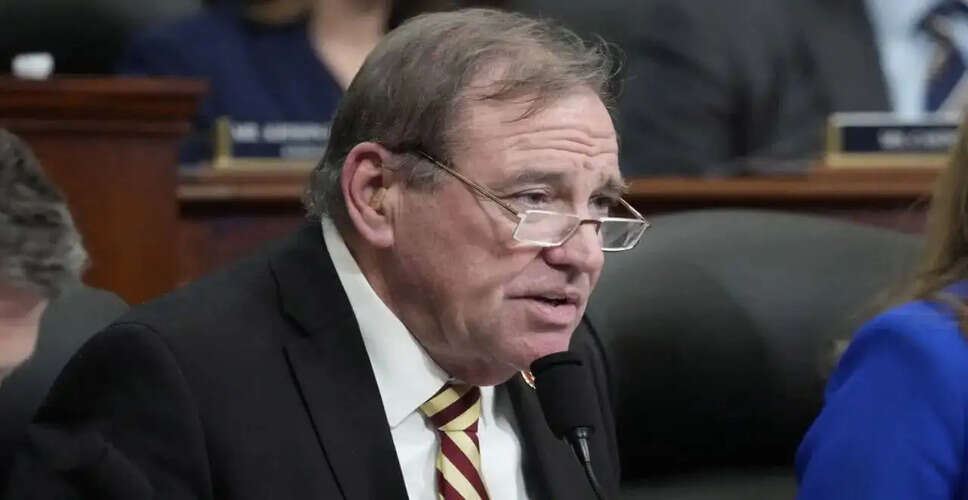 डोनाल्ड ट्रंप ने कांग्रेसमैन नील डन की गंभीर स्वास्थ्य स्थिति का किया जिक्र