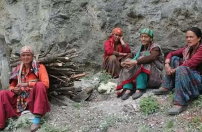 हिमाचल प्रदेश के पीणी गांव की अनोखी परंपरा: महिलाएं 5 दिन बिना कपड़ों के