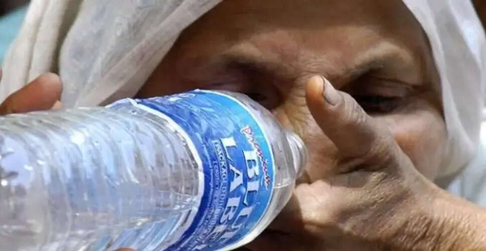 बोतल बंद पानी में प्लास्टिक के टुकड़े: स्वास्थ्य पर गंभीर खतरा