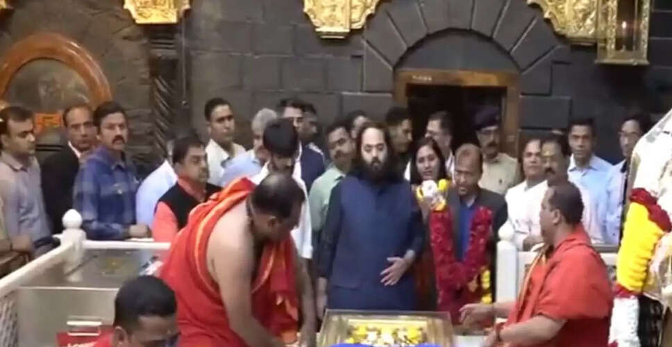 अनंत अंबानी ने शिरडी में साईं बाबा के दर्शन किए और चादर चढ़ाई