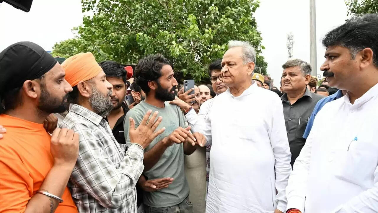 जयपुर के एसएमएस अस्पताल में अग्निकांड: गहलोत और डोटासरा ने सरकार पर उठाए सवाल