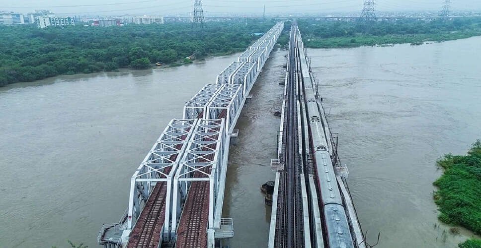 दिल्ली में यमुना नदी के बढ़ते जलस्तर के कारण लोहा पुल बंद
