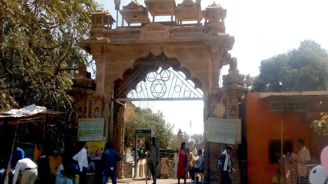 दतिया के पीतांबरा पीठ मंदिर में पिलर गिरने से मची अफरा-तफरी