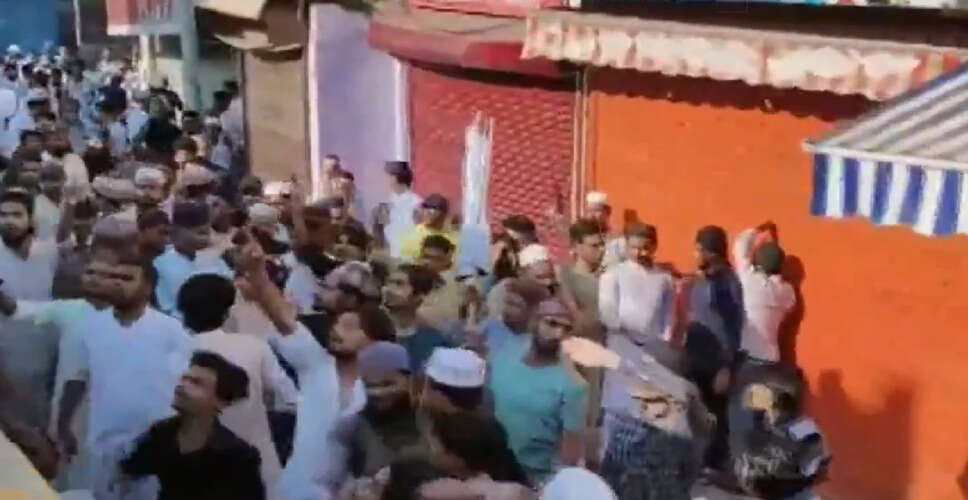 बरेली में 'आई लव मुहम्मद' प्रदर्शन के दौरान पुलिस और स्थानीय लोगों के बीच झड़प