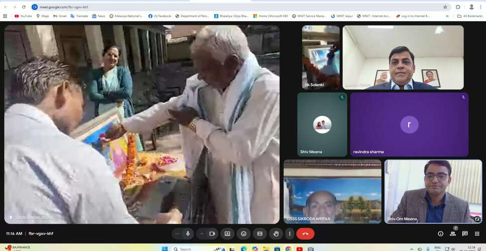 सिकरौदा मीना में IAS लोचन सिंह मीना ने बच्चों को बांटी गर्म जर्सी