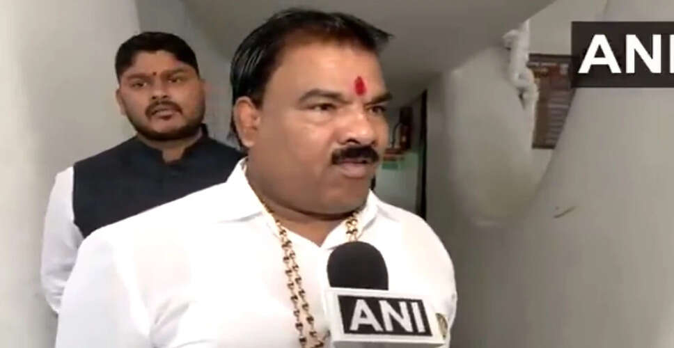 शिवसेना विधायक संजय गायकवाड़ का कैंटीन कर्मचारी पर हमला, वीडियो हुआ वायरल