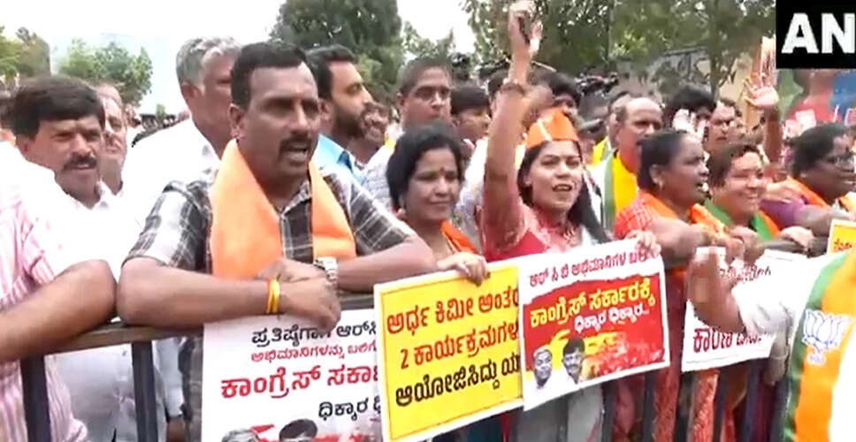 कर्नाटक में भगदड़ पर भाजपा का विरोध, सीएम और डिप्टी सीएम से इस्तीफे की मांग