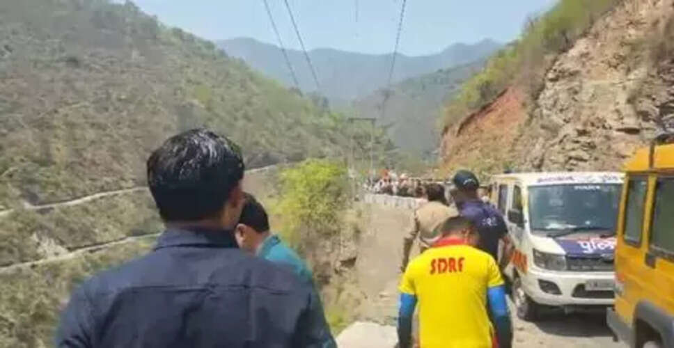 उत्तराखंड में सड़क दुर्घटना: गहरी खाई में गिरी गाड़ी, तीन की मौत