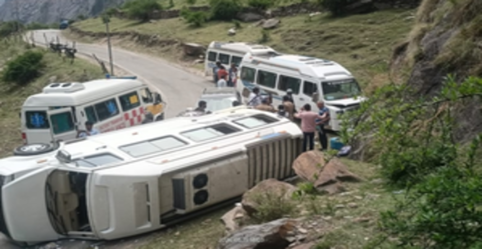 गंगोत्री हाइवे के पास गुजरात के श्रद्धालुओं की गाड़ी पलटी, आठ लोग घायल