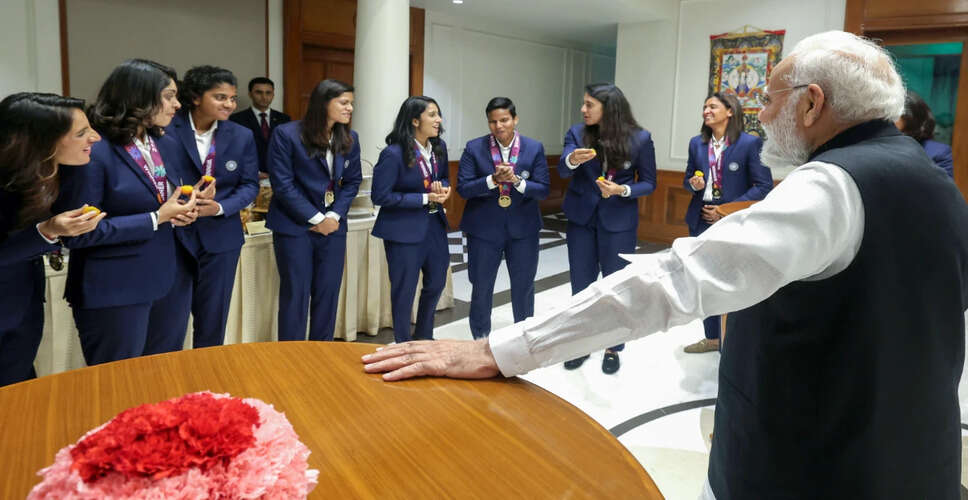 भारतीय महिला क्रिकेट टीम ने पीएम मोदी से की मुलाकात, विश्व कप जीत का जश्न मनाया