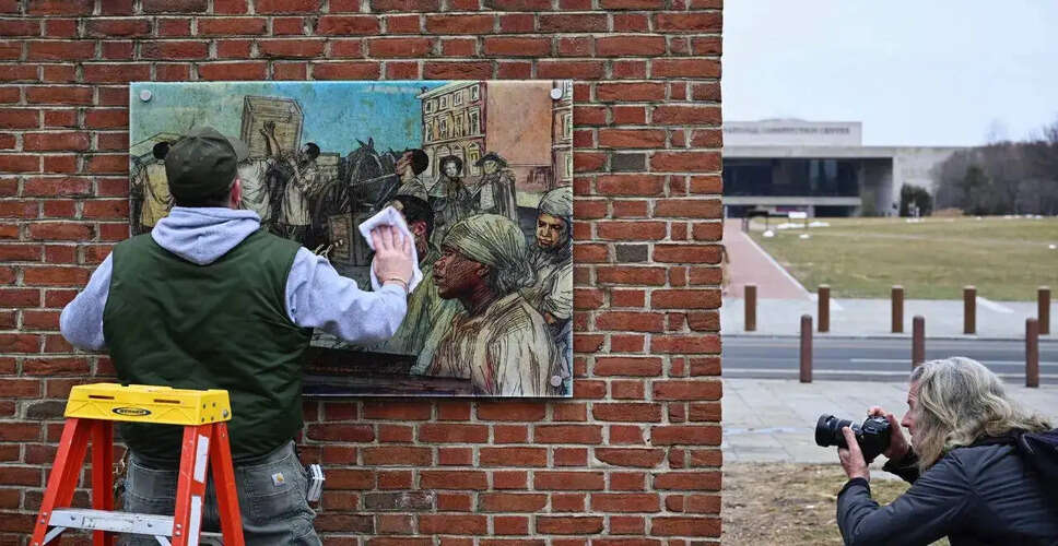 अमेरिकी न्यायाधीश ने ट्रंप प्रशासन को ऐतिहासिक प्रदर्शनों को बहाल करने का आदेश दिया