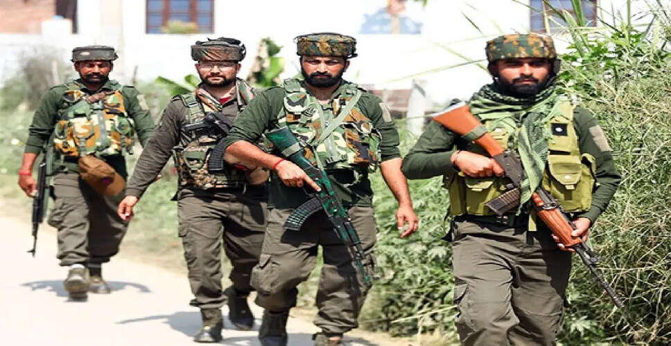 जम्मू-कश्मीर में आतंकवादियों के खिलाफ सुरक्षा बलों की मुठभेड़ जारी