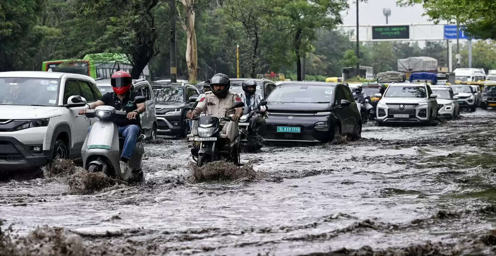 दिल्ली में भारी बारिश के बीच पेड़ गिरने से पिता-पुत्री घायल