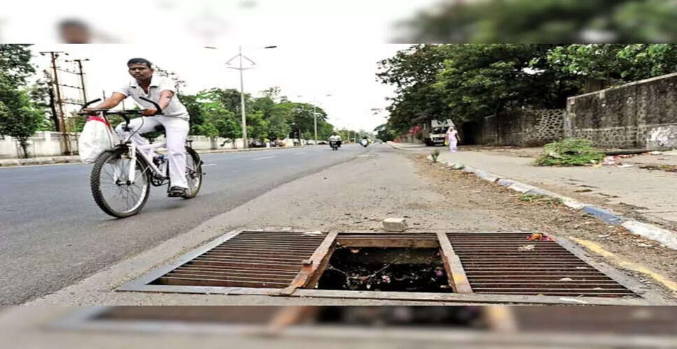गुवाहाटी में बारिश के दौरान खुले मैनहोल में गिरने से बची एक लड़की