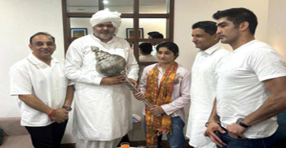 राजनीति में शामिल हो सकती हैं विनेश, चचेरी बहन बबीता के खिलाफ लड़ सकती हैं हरियाणा विधानसभा चुनाव : सूत्र