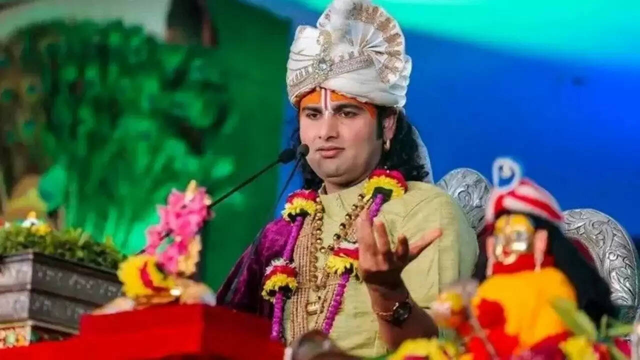 अनिरुद्धाचार्य का लिव इन पर विवादास्पद बयान और महिलाओं के प्रति सम्मान