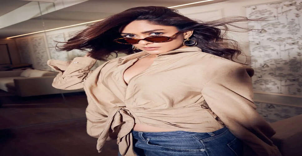 मृणाल ठाकुर ने इंस्टाग्राम पर शेयर की स्टाइलिश तस्वीरें