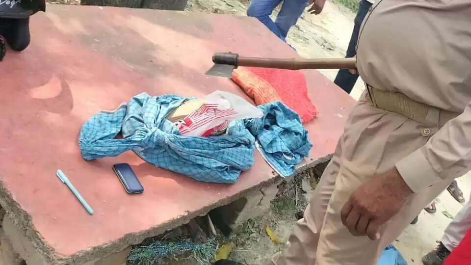 गाजीपुर में परिवार के तीन सदस्यों की हत्या: बेटे ने की बर्बरता की सारी हदें पार