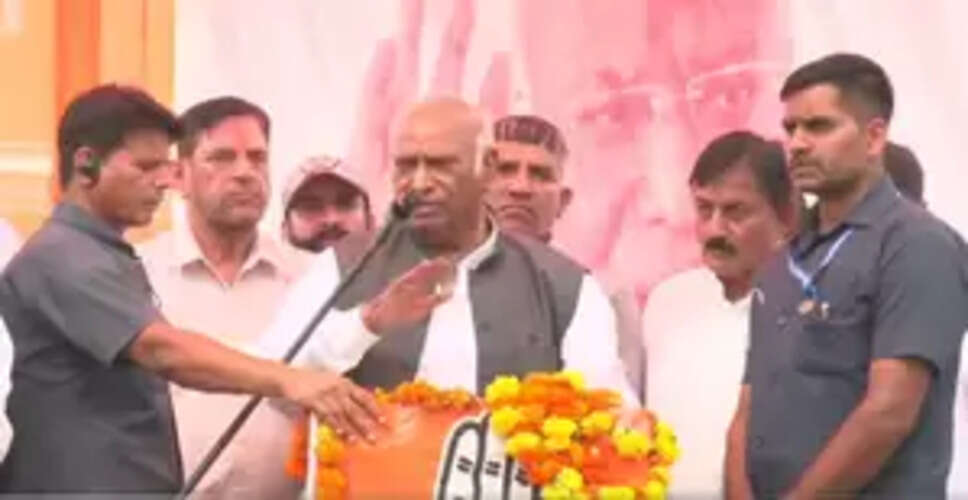 जम्मू-कश्मीर में मंच पर भाषण देते वक्त अचानक बिगड़ी मल्लिकार्जुन खड़गे की तबीयत