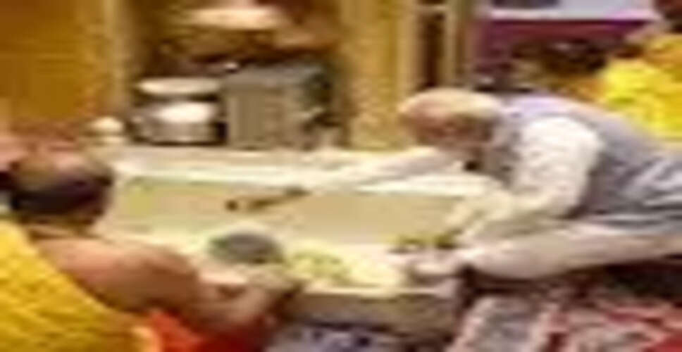 पीएम मोदी ने काशी विश्वनाथ मंदिर में की पूजा, मां गंगा को किया नमन